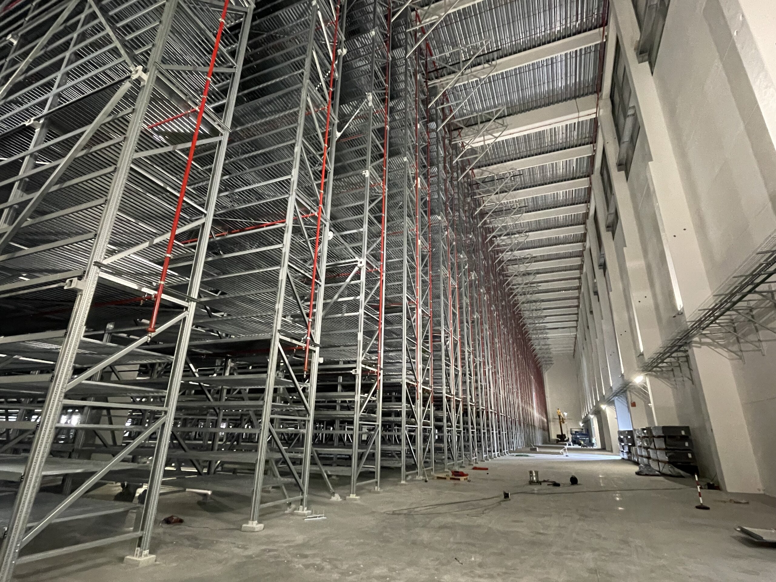 Magazzino ad alta scaffalatura con strutture metalliche e tubazioni antincendio
