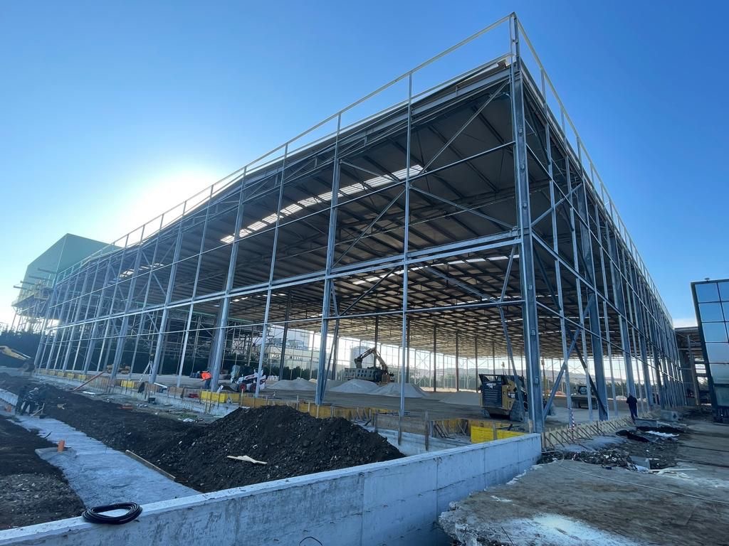 Struttura in acciaio di un edificio logistico in costruzione.